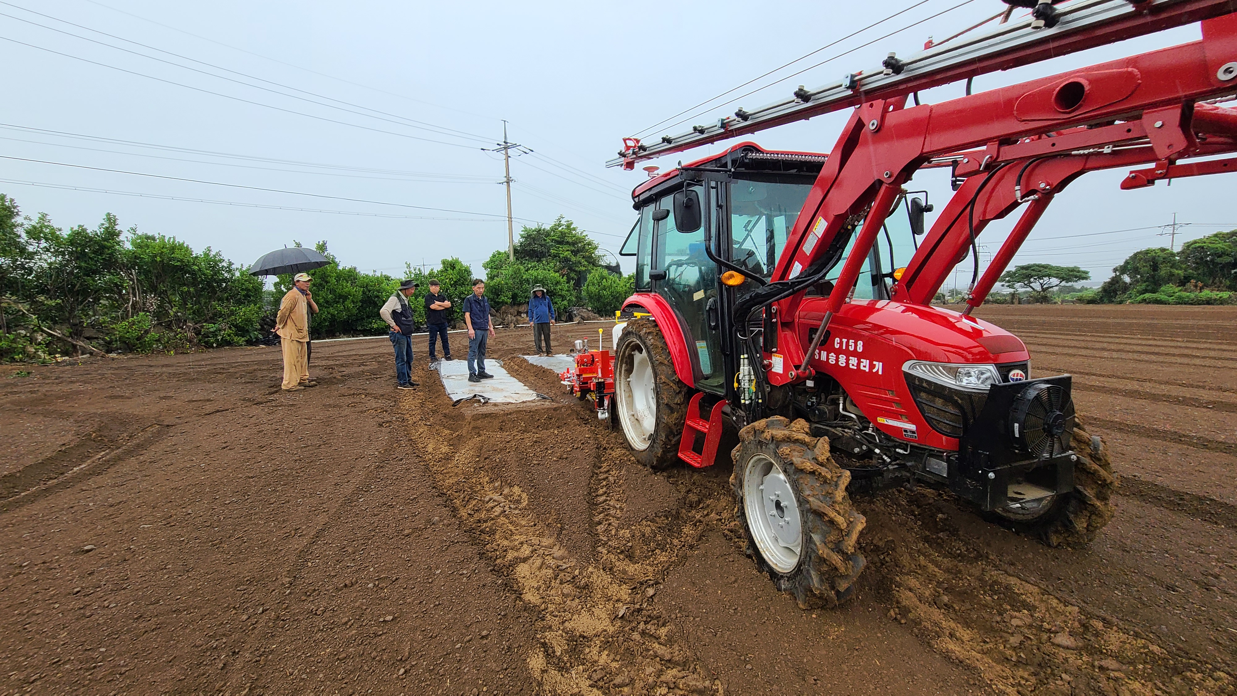 251015_정례_농업기술원_양파 휴립복토기 사용 교육.jpg